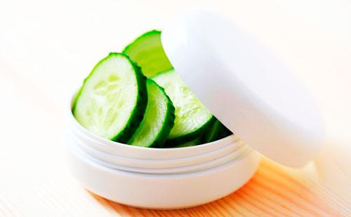 Pepinos en un tarro de crema