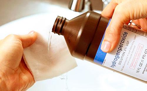 Verser du peroxyde d'hydrogène