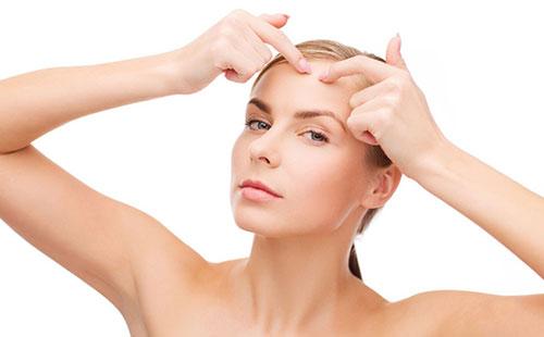 Points noirs sur le visage