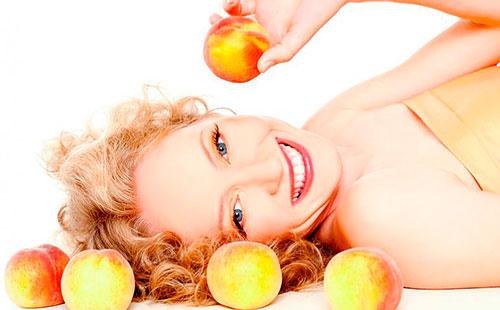 Hawak ng babae ang peach sa kamay