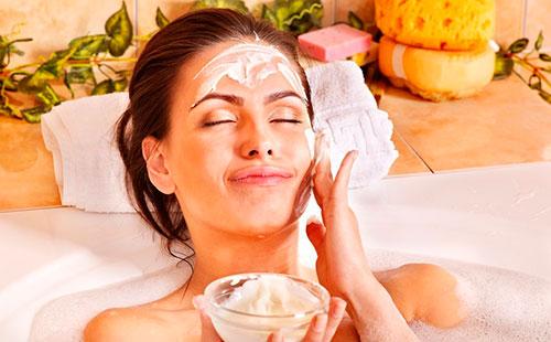 Gumagawa ang isang batang babae ng maskara sa mukha