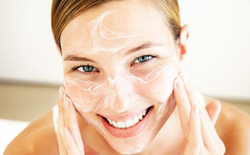 Fille applique un gommage sur son visage