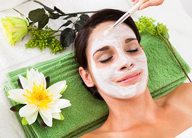 En ansigtsmaske påføres en pige