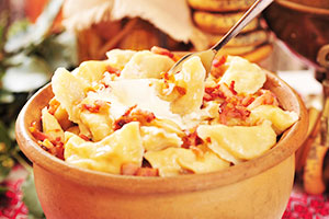 Bolinhos de massa com repolho e bacon