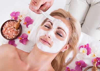 Un masque est appliqué à une fille