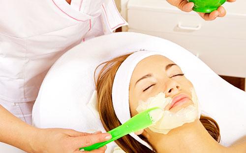 Màscara a la cara de la nena