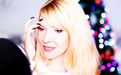 Noia que es mira al mirall