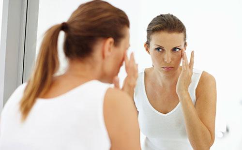 Fille regardant dans le miroir