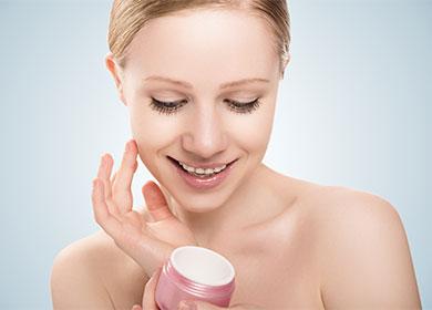 Fille frottis crème pour le visage