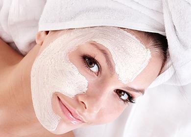 Fată cu o mască albă pe față