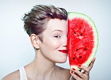 Fată cu o jumătate de pepene verde