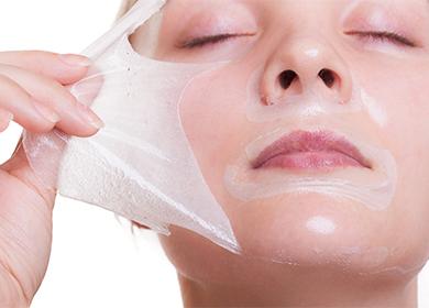 Niña con una máscara en la cara