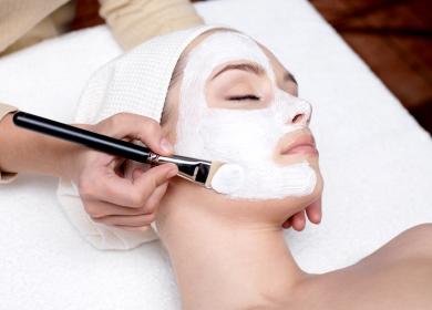 Pige med en hvid maske på hendes ansigt