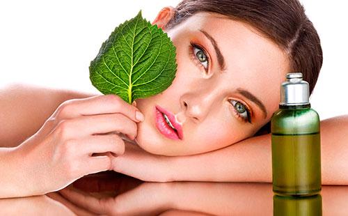 Fille avec une feuille