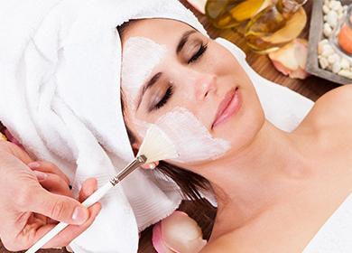 Un masque est appliqué à la fille dans le salon