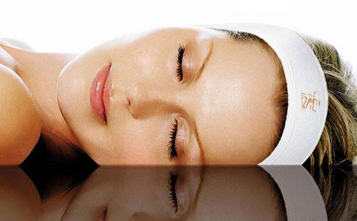 La fille ment avec les yeux fermés.