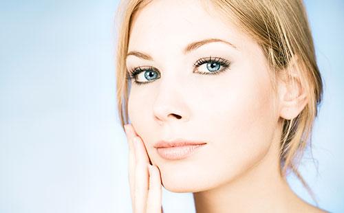 Krásná dívka se dotkne její tváře