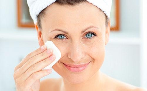 Dívka si otře obličej