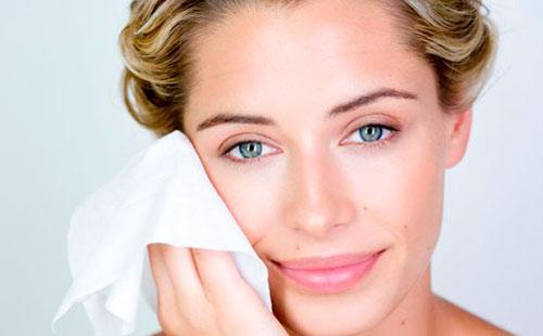 Dívka si otře obličej ubrouskem