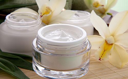 Bílý krém ve sklenici