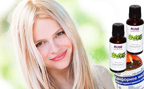 Fille et une bouteille d'huile