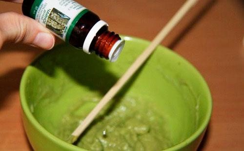 Huile de camphre dans un bol