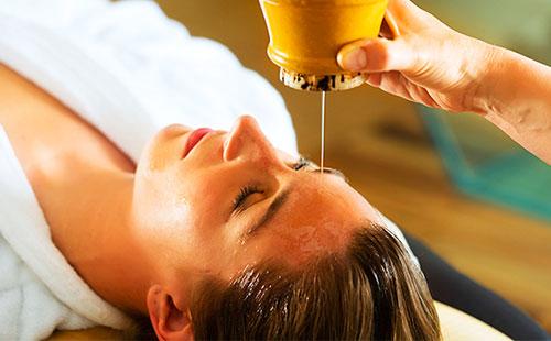 L'huile coule sur le visage