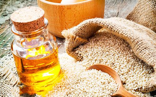 Graines de sésame avec une cuillère