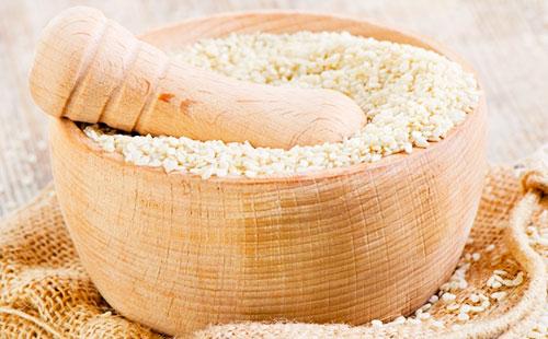 Graines de sésame dans un bol