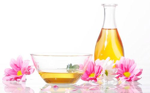 Huile de lin avec des fleurs