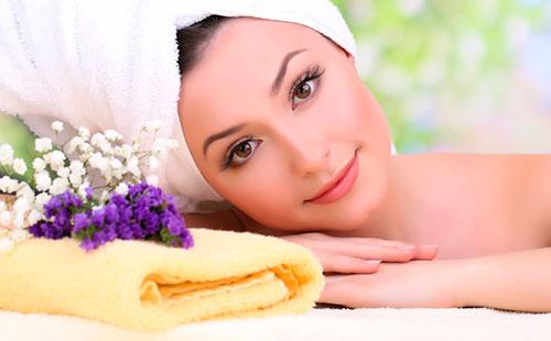 Fille avec une serviette