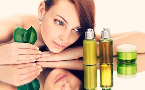 Fille regarde les bouteilles d'huile