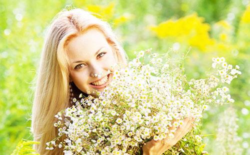 Fille avec un bouquet de marguerites
