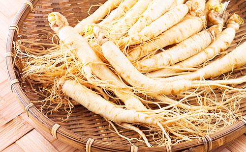 Racine de ginseng dans le portefeuille