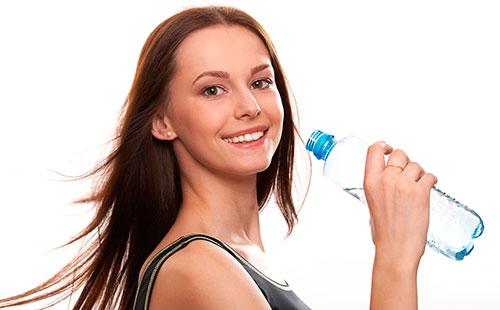 فتاة تشرب الماء