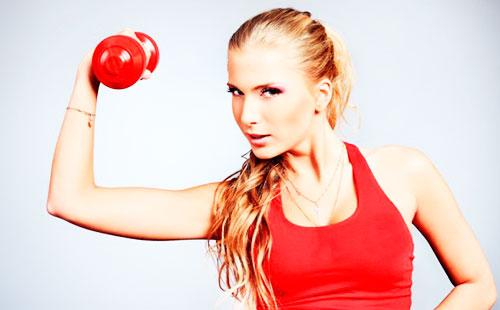 فتاة مع الدمبل