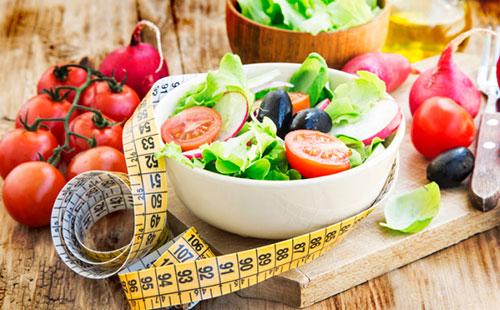 سلطة الخضار في طبق أبيض