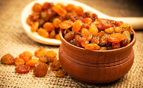 Raisins secs dans un bol