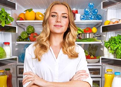 Femme près du frigo ouvert