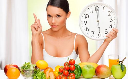 Fille avec une horloge dans la main