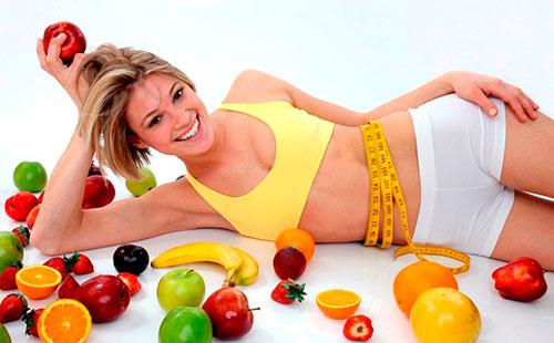 Fille se trouve près de fruits et légumes