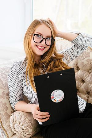 Organizator de nunți cu folderul său mare