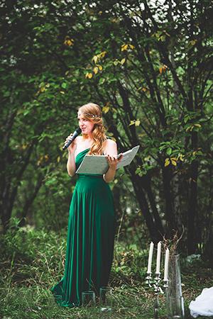 Catherine într-o rochie verde lungă vorbește în microfon