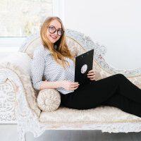 Fată pe o canapea albă antică