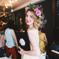 O coroană de flori creează o dispoziție festivă