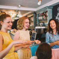 Trei fete râd, pentru că totul merge conform planului