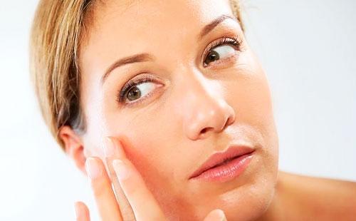 Fille regarde son reflet