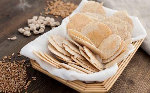 Petits pains dans un panier