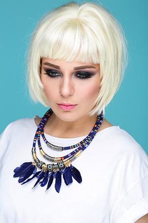 Chica con una peluca blanca elegante