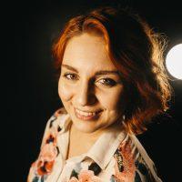 Hermosa modelo en el centro de atención